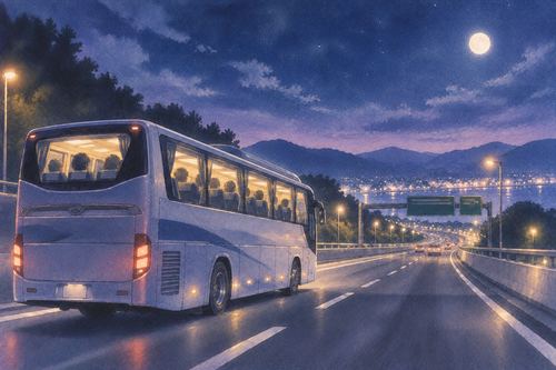 夜の高速道路を走る高速バス