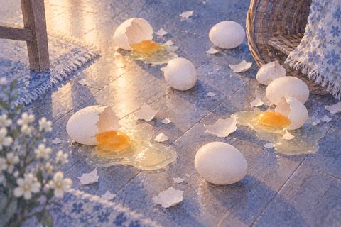 いくつもの卵が割れて散らばる静かな床