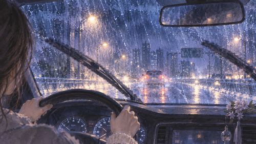 大雨で視界がかすむ夜道を走る車