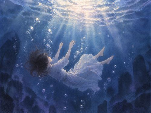 青い水中で人物が静かに下へ沈んでいる夢の場面