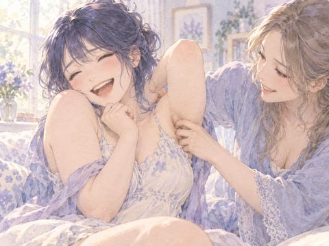 脇をくすぐられ肩をすくめて笑う女性